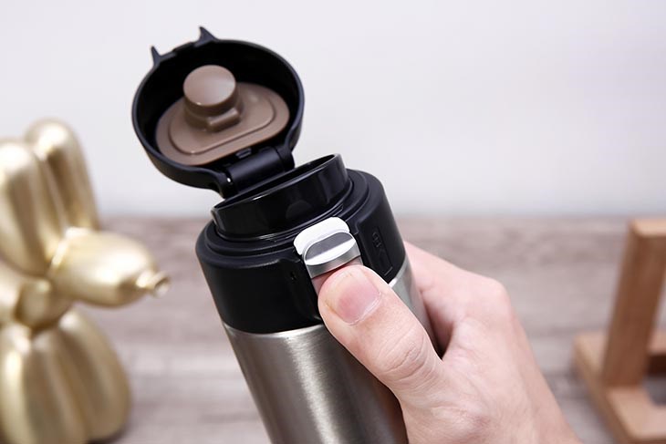 Bình giữ nhiệt inox 600 ml Tiger MMJ-A601XCV thao tác thuận tiện, dễ dàng mở và khóa với 1 lần nhấn