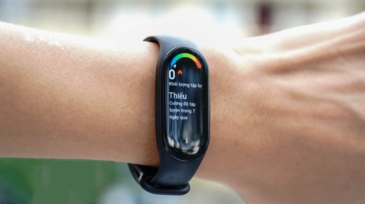 Theo dõi chỉ số cadence trên vòng đeo tay thông minh Mi Band 7 Đen giúp bạn dễ dàng tập luyện và cải thiện được tốc độ của mình