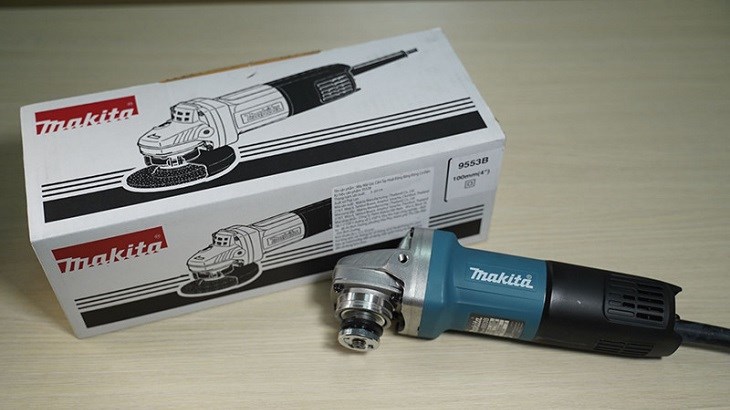 Vỏ hộp máy mài Makita chính hãng in chữ màu đậm và rõ ràng