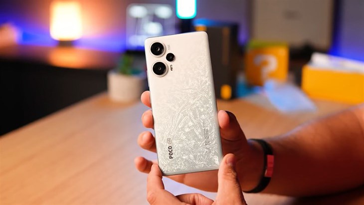 POCO F5 được tích hợp màn hình đục lỗ với kích thước màn hình 6.67 inch và chip Snapdragon 7+ Gen 2 có hiệu suất cao