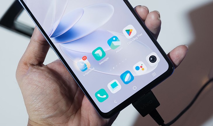 Vivo V27e còn được trang bị cảm biến vân tay dưới màn hình, cổng sạc USB-C, hỗ trợ SIM kép