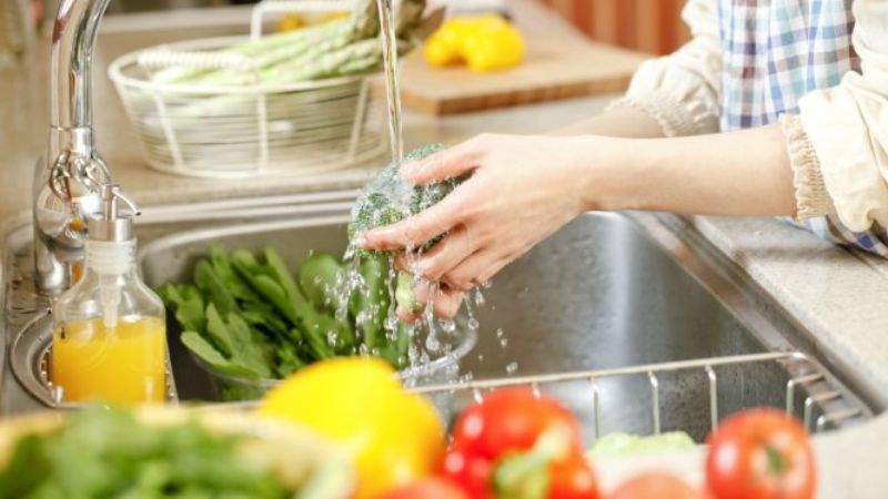 Rửa sạch tay cũng như nguyên liệu trước khi chế biến