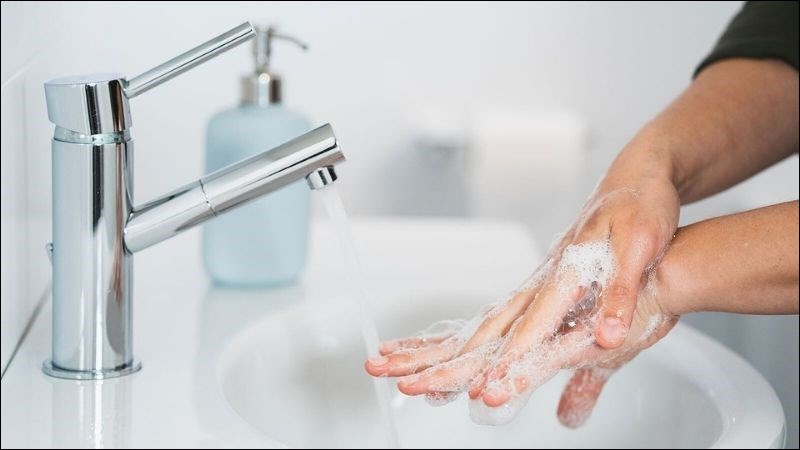 Rửa tay bằng xà phòng sau khi sử dụng nhà vệ sinh