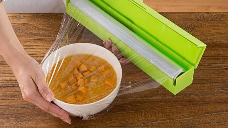 Che đậy bảo quản thức ăn cẩn thận bằng màng bọc PE