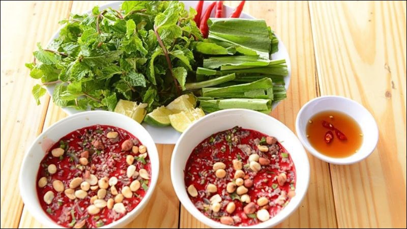 Thực phẩm chưa nấu chín như tiết canh có khả năng cao gây ngộ độc thực phẩm