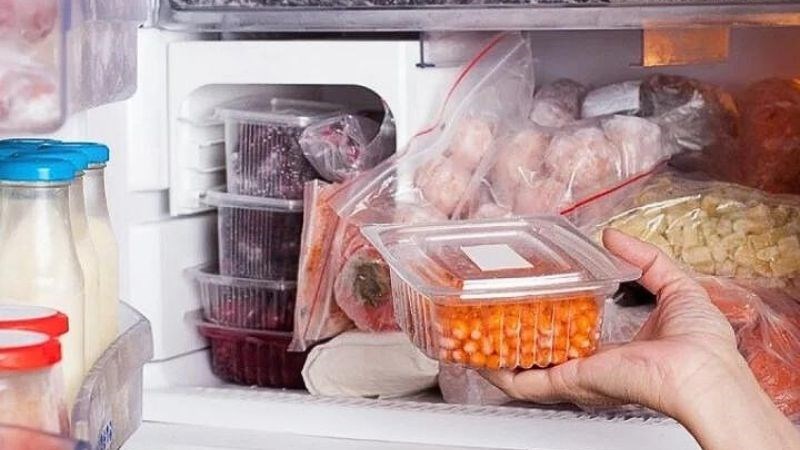 Chứa quá nhiều thực phẩm làm chặn luồng khí lạnh lưu thông gây hư hỏng thực phẩm