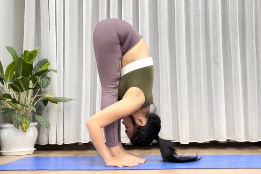 Tư thế yoga sau sinh gập người, thẳng gối
