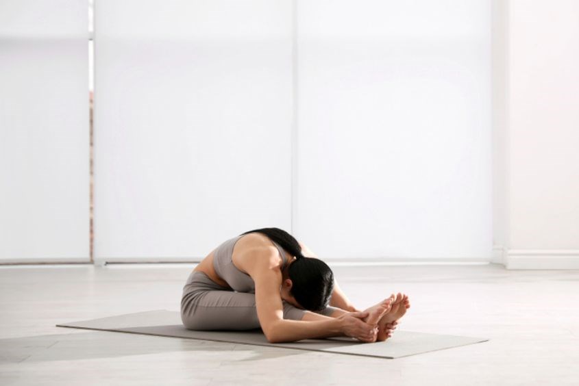 Tư thế ngồi gập người giúp giảm mỡ bụng sau sinh hiệu quả