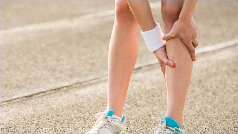 Đau dọc xương cẳng chân là một dấu hiệu của bệnh loãng xương