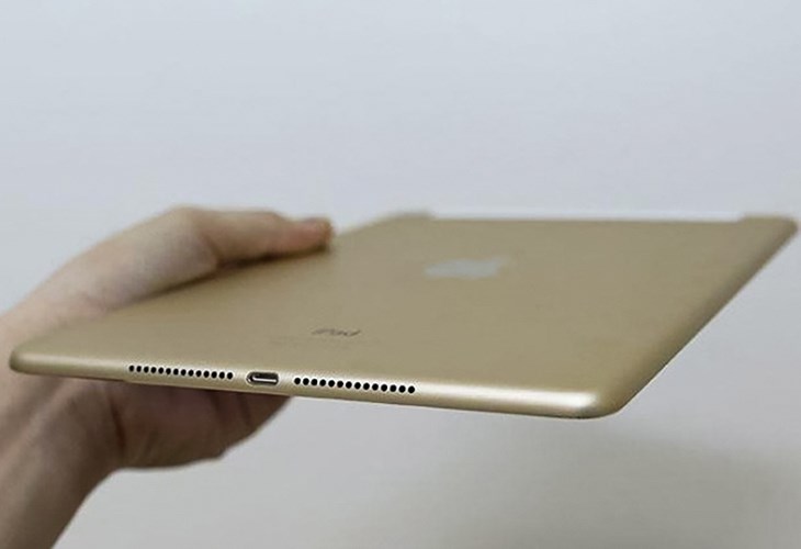 Thường xuyên vệ sinh cổng sạc iPad để tránh bám bụi Thường xuyên vệ sinh cổng sạc iPad để tránh bám bụi