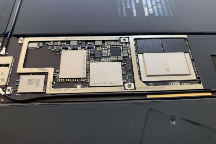 iPad bị hỏng phần cứng do bị va đập nên không mở nguồn được