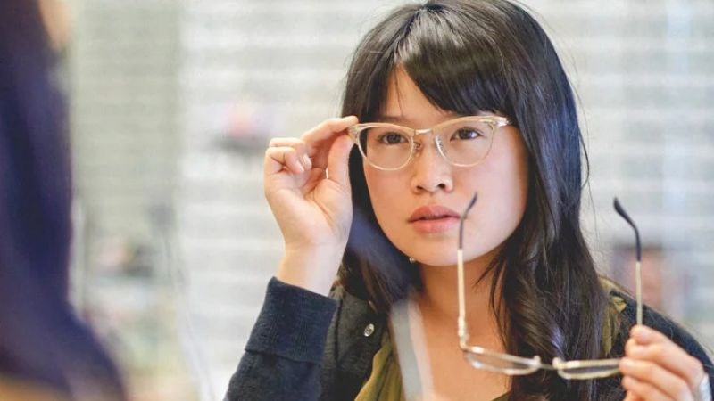 Bạn nên trao đổi với bác sĩ để được tư vấn giúp lựa chọn được khung kính phù hợp Bạn nên trao đổi với bác sĩ để được tư vấn giúp lựa chọn được khung kính phù hợp