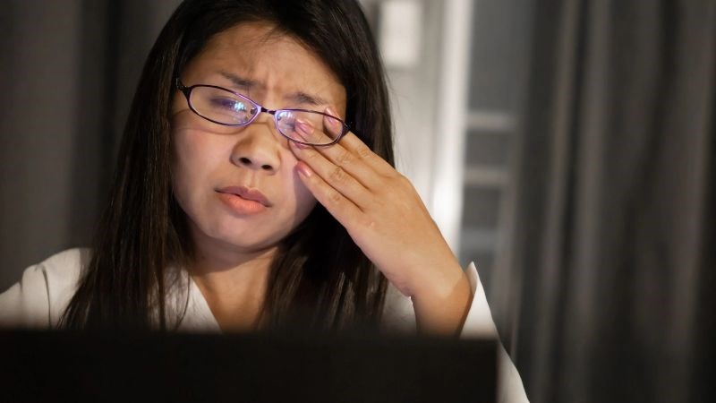 Sử dụng các thiết bị điện tử quá lâu có thể gây mỏi mắt và nhức đầu Sử dụng các thiết bị điện tử quá lâu có thể gây mỏi mắt và nhức đầu