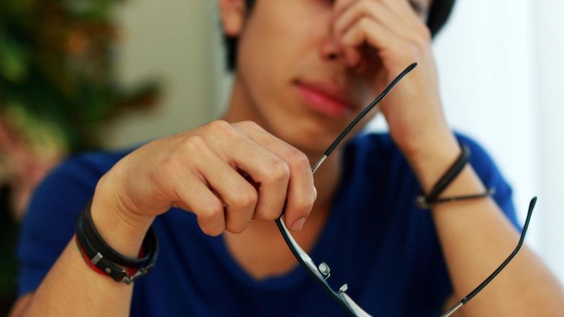 Hãy đến gặp bác sĩ để được kiểm tra mắt và kính cận nếu tình trạng đau đầu kéo dài hơn một tuần Hãy đến gặp bác sĩ nếu tình trạng đau đầu kéo dài hơn một tuần