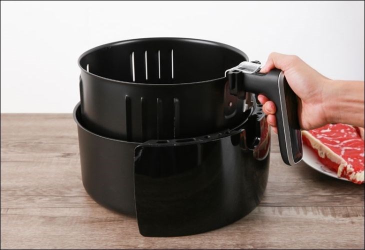 Nồi có nhiều phụ kiện đi kèm phong phú giúp việc nấu nướng nhanh hơn
