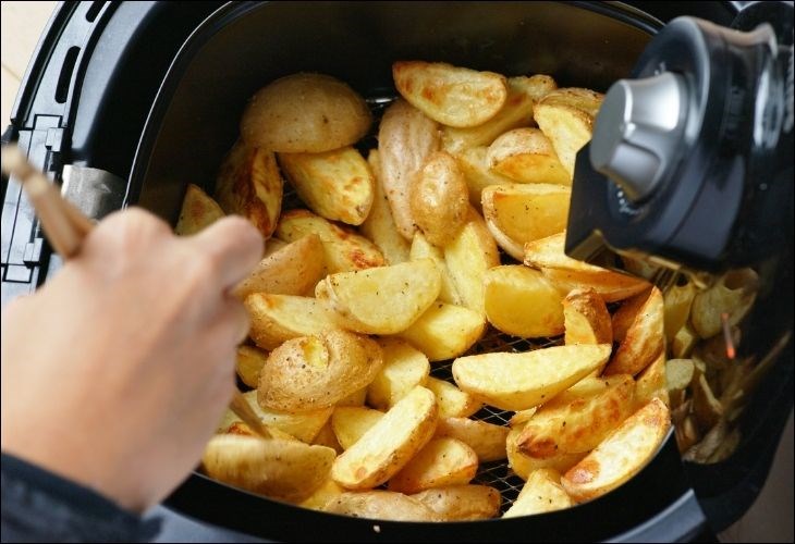 Thức ăn dễ bị khô trong những lần đầu sử dụng nồi nên cần lưu ý nhiệt độ hơn.