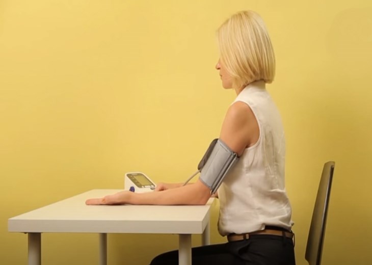 Người được đo huyết áp nên duỗi thẳng cánh tay trên bàn khi đo sẽ có kết quả chính xác hơn