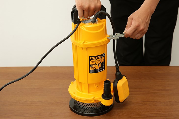 Máy bơm chìm Tolsen 79979 750W có thiết kế thon gon, màu vàng bắt mắt