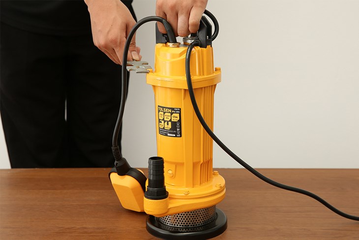 Máy bơm chìm Tolsen 79978 370W  có giá là 2.220.000 đồng (cập nhật tháng 04/2023, có thể thay đổi theo thời gian)