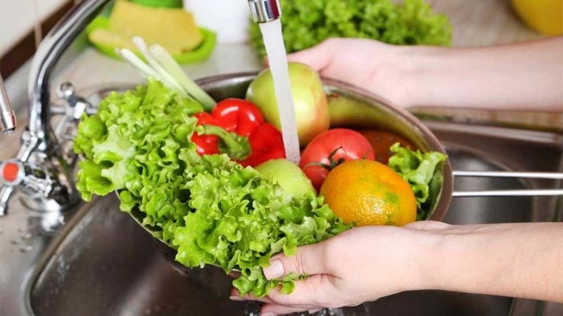 Luôn rửa thật sạch nguyên liệu chế biến thức ăn