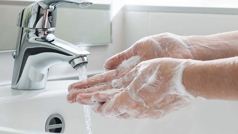 Thường xuyên rửa tay với xà phòng để tránh lây nhiễm trong khu cách ly 