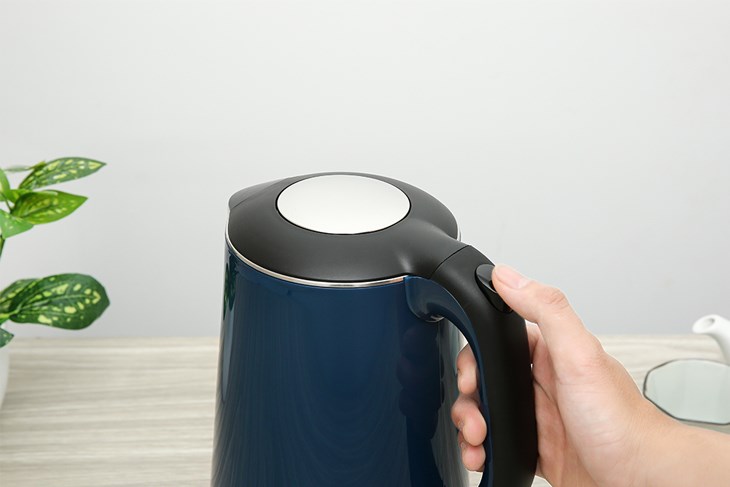 Bình đun siêu tốc Điện Quang 1.5 lít ĐQ EKT09 1515 B KW thiết kế nút nhấn mở ngay tay cầm, đậy kín, bảo vệ người dùng chống bỏng