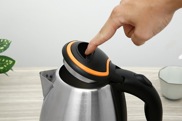 Bình đun siêu tốc Điện Quang 1.8 lít ĐQ EKT06 1518 BL có giá là 235.000 đồng (cập nhật tháng 05/2023, có thể thay đổi theo thời gian)