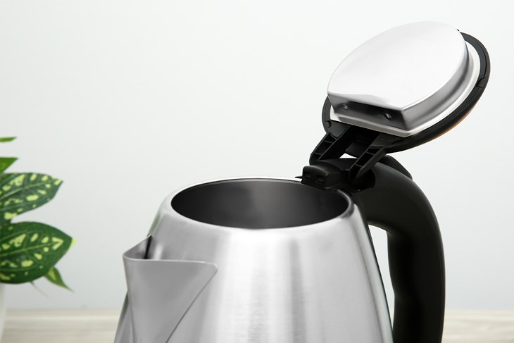 Bình đun siêu tốc Điện Quang 1.8 lít ĐQ EKT06 1518 BL có thân bình bằng inox nên khi đun sôi bình sẽ khá nóng, dễ bị bỏng nếu chạm vào thân bình