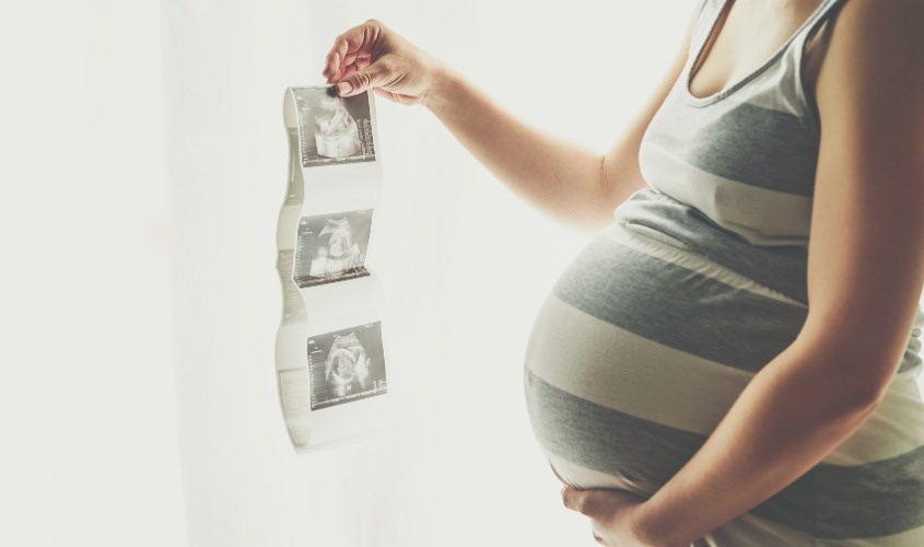 Mẹ bầu nên chọn trang phục rộng rãi làm bằng cotton Mẹ bầu nên chọn trang phục rộng rãi làm bằng cotton