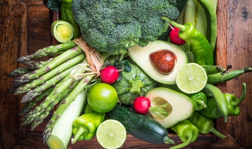 Ưu tiên chọn các loại rau và trái cây xanh, mọng nước Ưu tiên chọn các loại rau và trái cây xanh, mọng nước