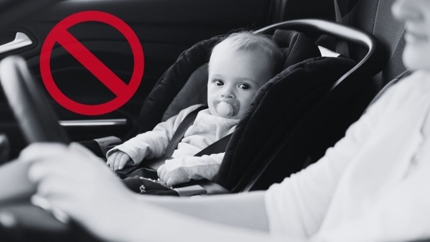 Tránh đặt bé ngồi ở hàng ghế phía trước gây nguy hiểm