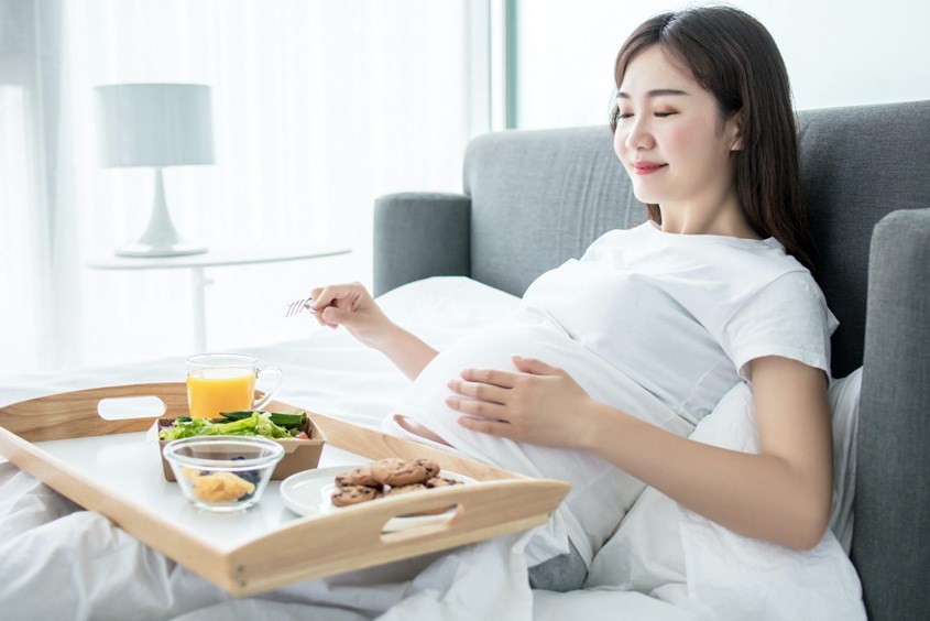 Nên uống vitamin trong hoặc sau khi ăn sáng