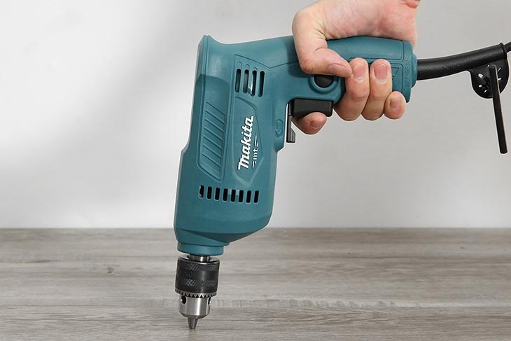 Máy khoan điện Makita M0600B 400W được bảo hành chính hãng 6 tháng tại các trung tâm bảo hành hãng