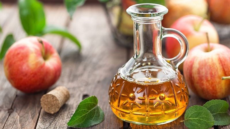 Bôi giấm táo lên vùng tổn thương rồi để qua đêm để làm mụn cóc nhanh rụng