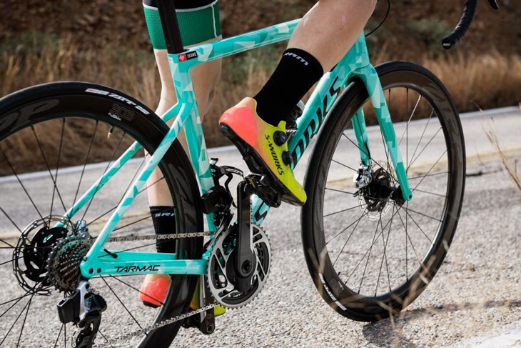 Nên mua xe đạp sử dụng bộ groupset điện tử nếu bạn muốn có trải nghiệm chuyển số mượt mà và nhiều tiện nghi