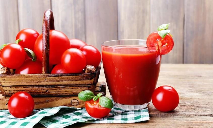 Nước ép cà chua cung cấp một lượng vitamin A và C dồi dào cho bé Nước ép cà chua cung cấp một lượng vitamin A và C dồi dào cho bé