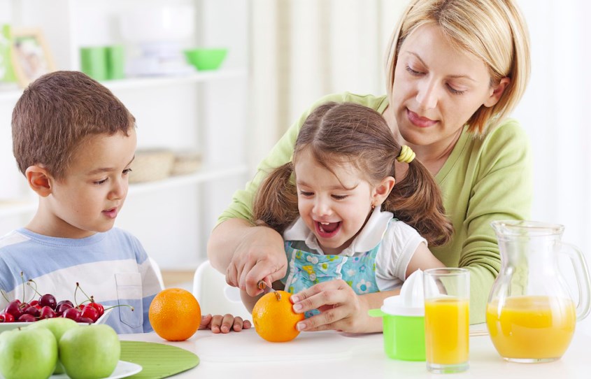 Bố mẹ nên quan sát bé trong lúc uống nước ép Bố mẹ nên quan sát bé trong lúc uống nước ép