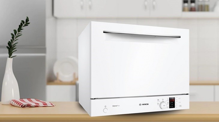 Máy rửa chén mini Bosch SKS62E32EU sở hữu kích thước nhỏ gọn cùng màu trắng trang nhã nên dễ dàng lắp đặt tại nhiều không gian nội thất