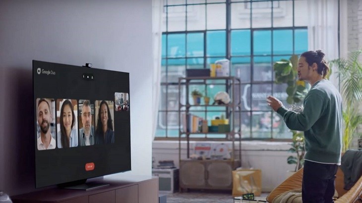 Chỉ cần mua thêm camera là bạn có thể gọi video call qua Google Duo trên Smart Tivi Neo QLED 4K 55 inch Samsung QA55QN85C