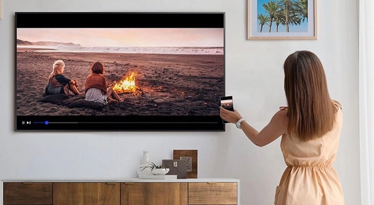 Người dùng dễ dàng chia sẻ màn hình từ điện thoại lên Smart Tivi QLED 4K 85 inch Samsung QA85Q80B nhờ tính năng Tap View