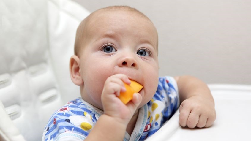 Tránh để bé ăn quá nhiều bánh ăn dặm một lần