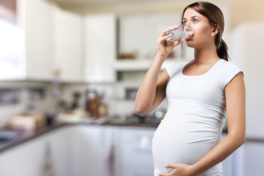 Mẹ bầu cần uống đủ 2 lít nước mỗi ngày Mẹ bầu cần uống đủ 2 lít nước mỗi ngày