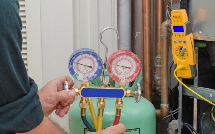 Kiểm tra và nạp gas cho dàn nóng để khắc phục lỗi EC trên điều hòa Funiki