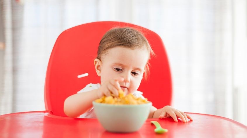 Tránh để bé ăn quá nhiều bánh trong một lần sẽ gây khó tiêu