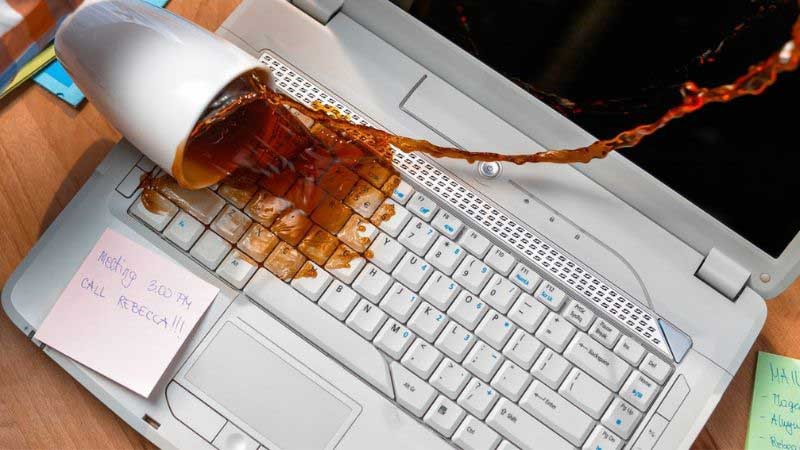 Laptop bị vô nước có thể dẫn đến hư hỏng các bộ phận vật lý