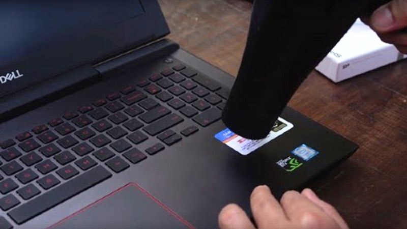 Sử dụng máy sấy tóc càng khiến cho laptop hư hỏng nặng hơn