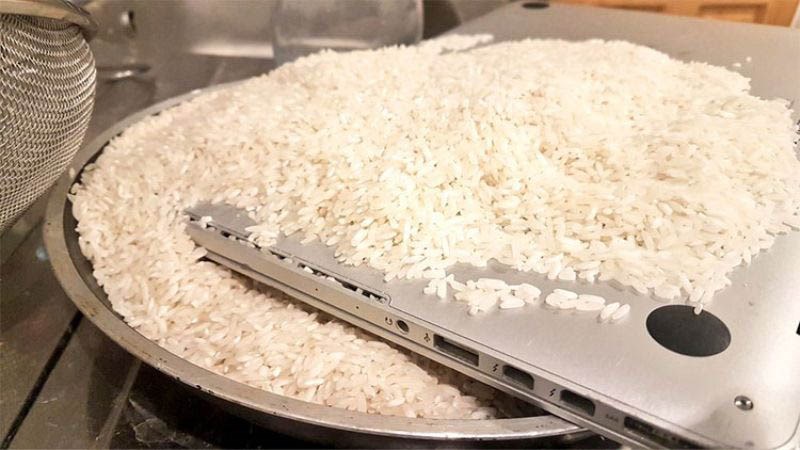 Gạo chỉ khiến laptop bị hỏng nặng hơn chứ không khắc phục được tình trạng bị vô nước