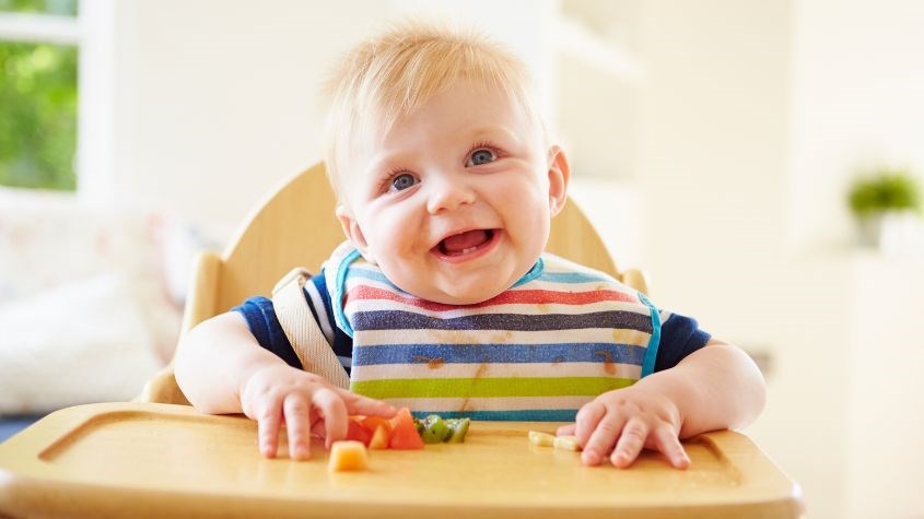 Mẹ nên tập cho bé thói quen ngồi ăn để tránh mặc nghẹn