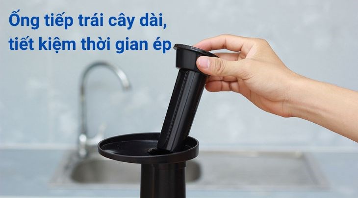 Thiết kế ông tiếp trái cây dài, giúp bạn thuận tiện đẩy trái cây cho máy ép nhanh, dễ dàng hơn