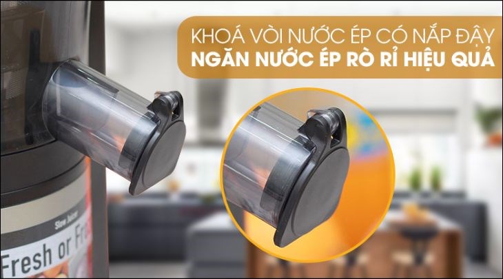 Ống dẫn nước ép của máy được trang bị thêm nắp đậy, giúp ngăn rò rỉ, giữ vệ sinh tốt hơn cho khu vực bếp